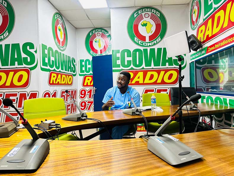 Ato Kwamena Sagoe, hablando en el estudio de la emisora ECOWAS Radio